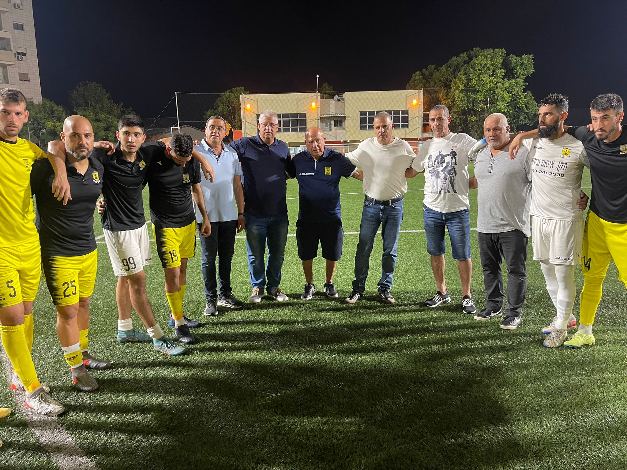 ראש עיריית כפ"ס, רפי סער (במרכז בלבן) ואנשי בית"ר כפ"ס (עדן סרקל)