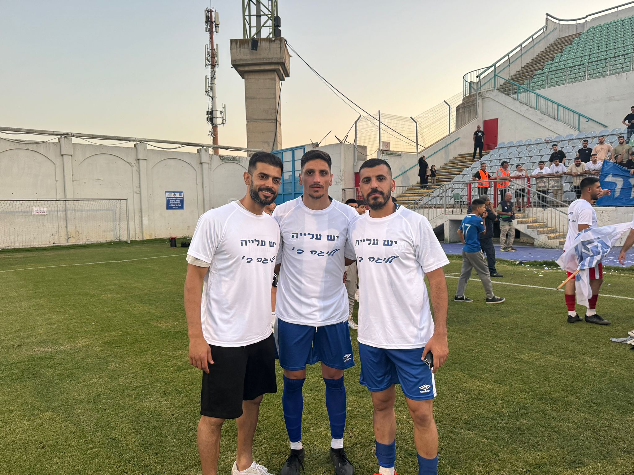 שחקני מג'אר חוגגים (דוניא גנטוס)