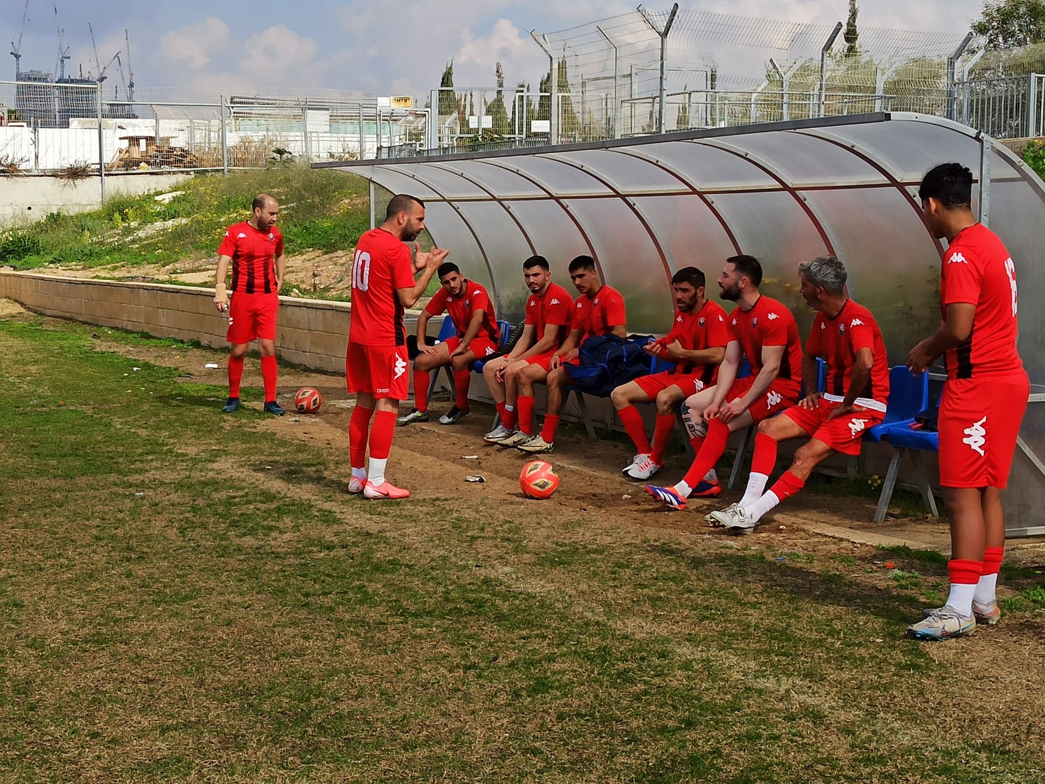 עופרי מנסה לדרבן את שחקניו במחצית (אלון יהודיוף)