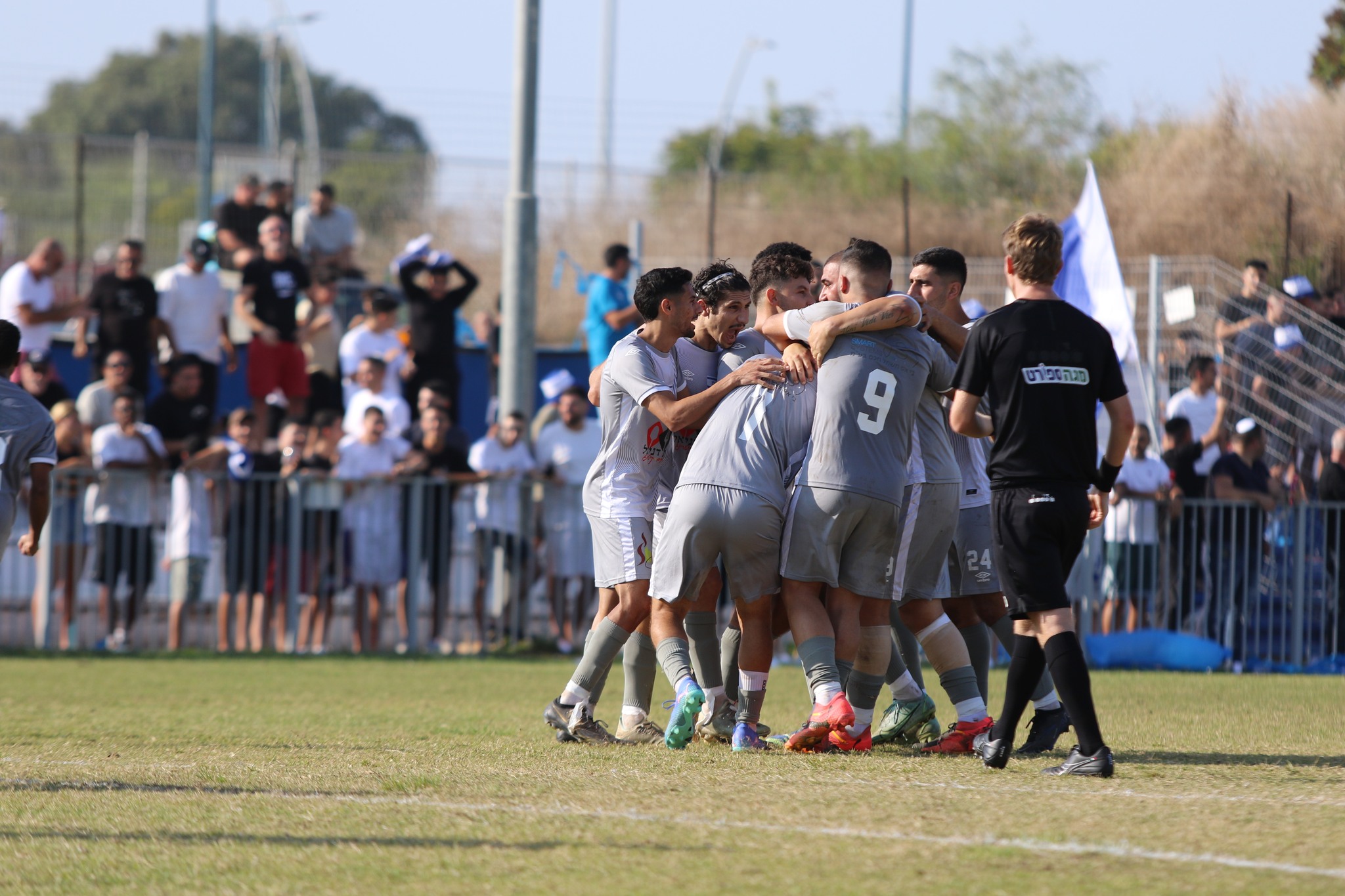 שחקני אור עקיבא חוגגים שוויון (דאפר מחאמיד)