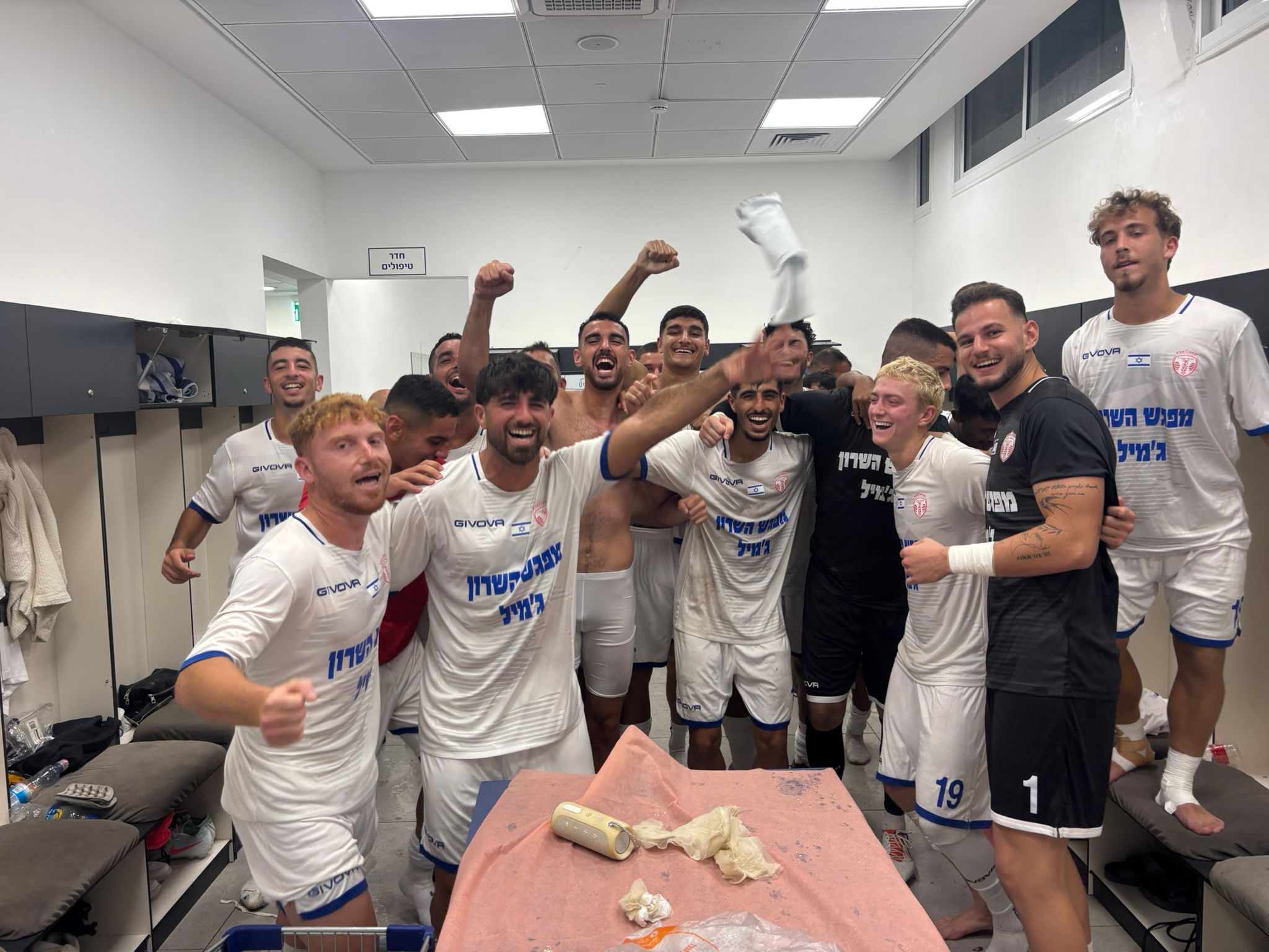 שחקני הרצליה בסיום המשחק