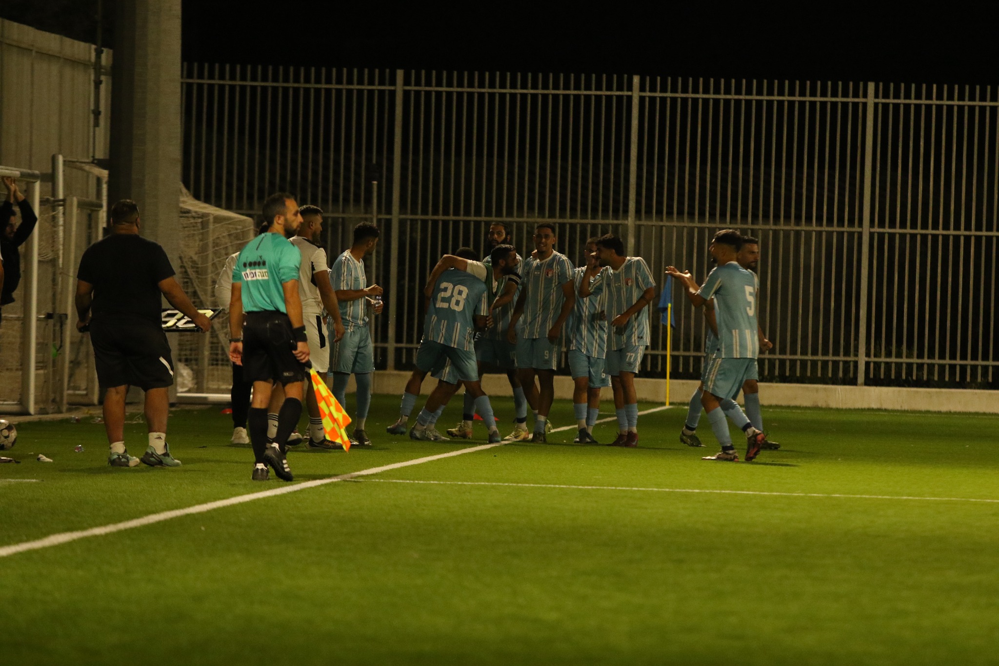 שחקני מגדל העמק חוגגים עם אלגרבלי (דאפר מחאמיד)