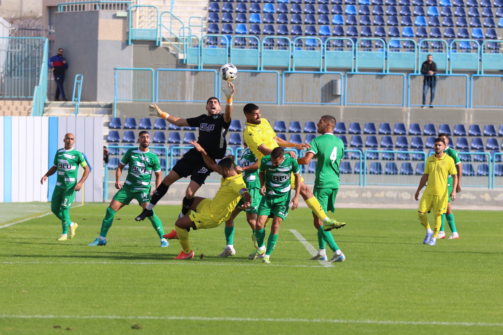 שחקני שתי הקבוצות במאבק על הכדור (דאפר מחאמיד)