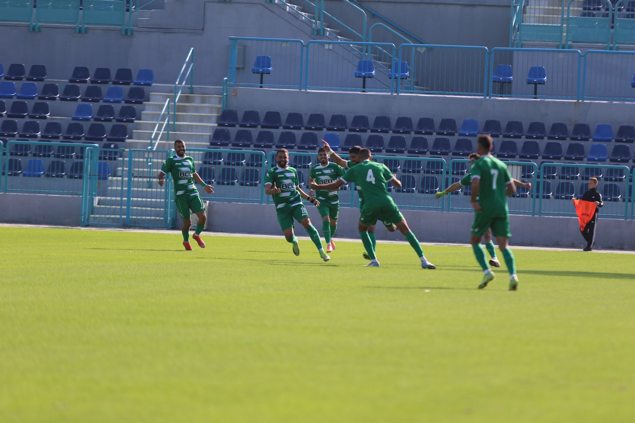 שחקני אחי חוגגים את הראשון (דאפר מחאמיד)