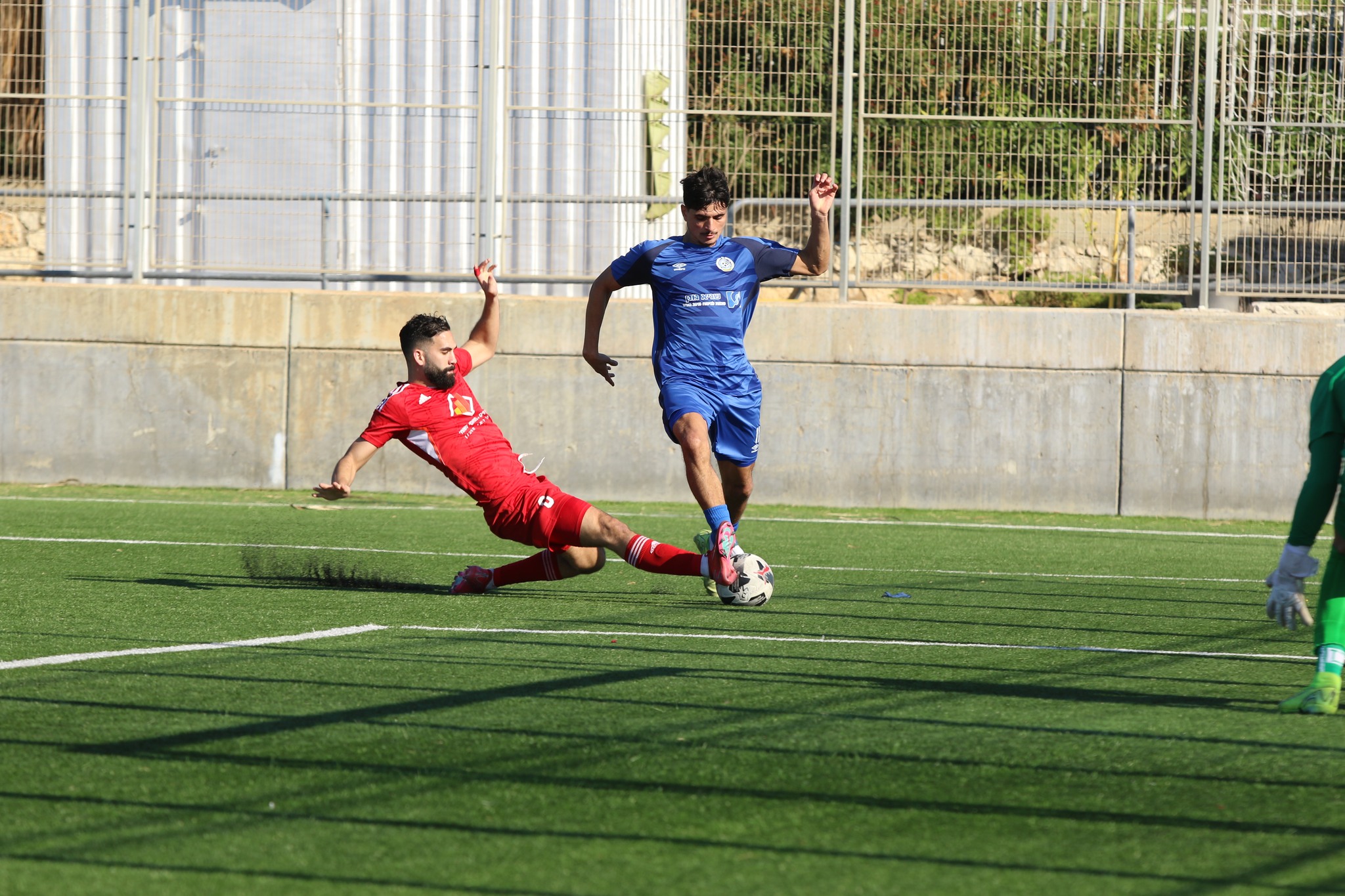 קאסם חילף מנסה לעזור בחלק הקדמי (דאפר מחאמיד)