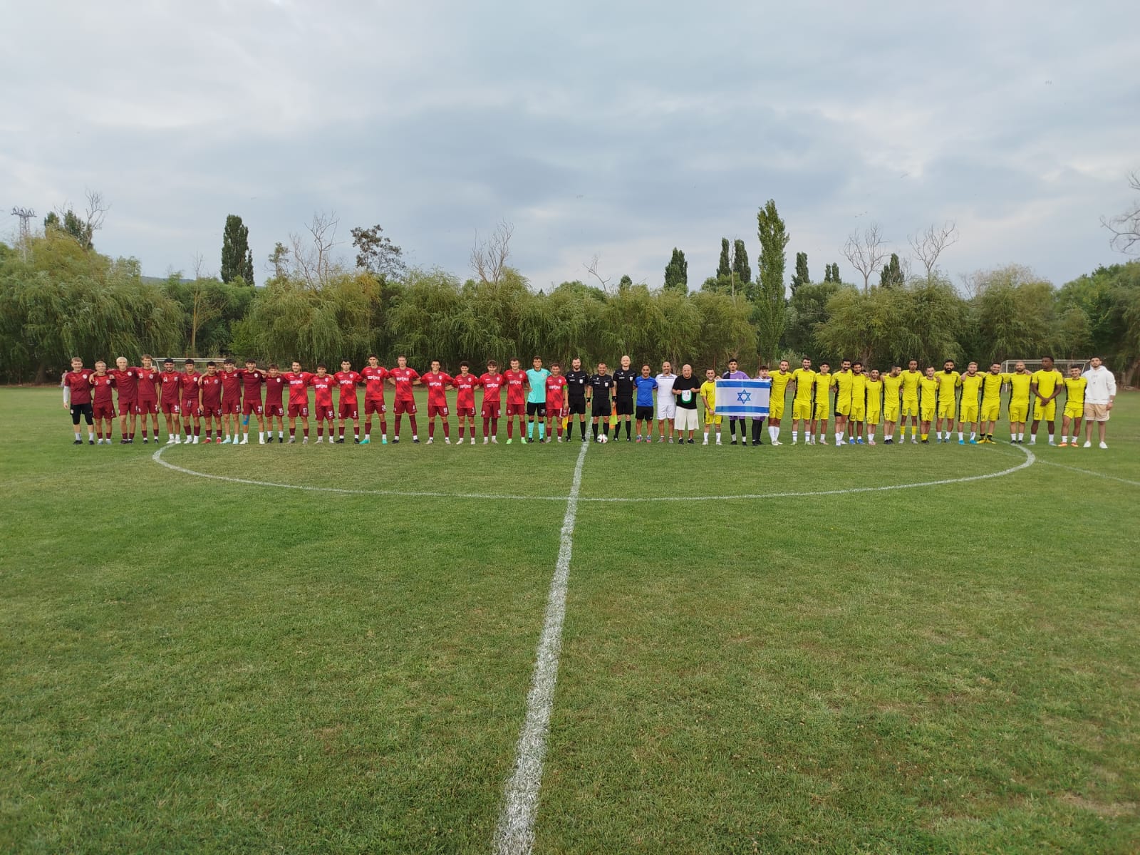שתי הקבוצות לפני המשחק (באדיבות הקבוצה)