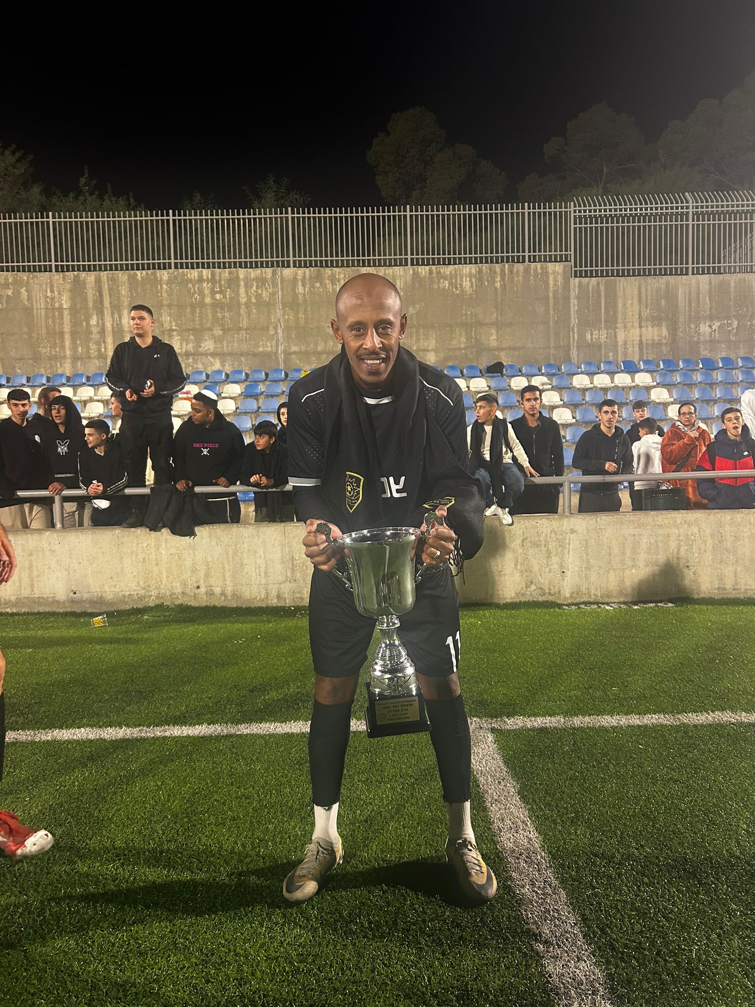 טל איילה חוגג גביע (באדיבות עירוני בית שמש)