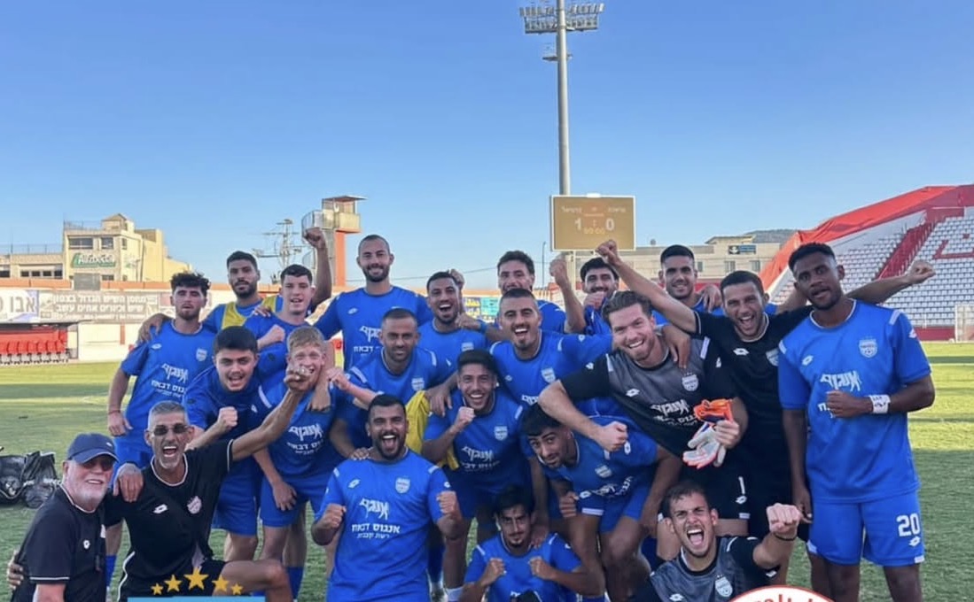 שחקני כרמיאל חוגגים בסיום (פייסבוק רשמי)