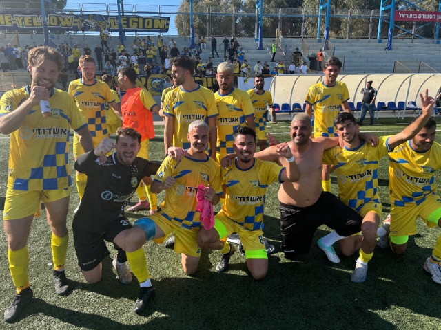 שחקני עירוני חוגגים (אביחי דלאל)