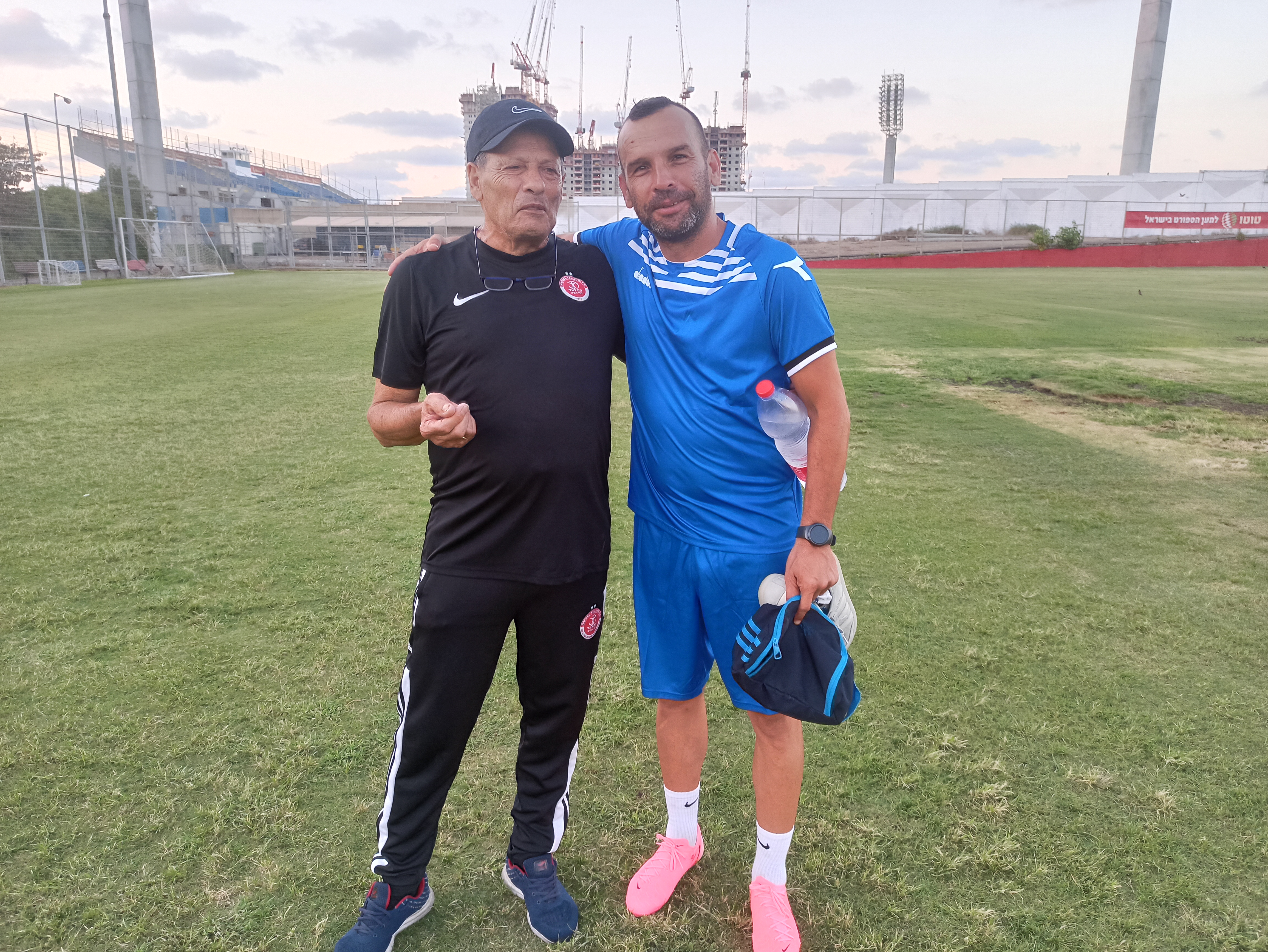 עופרי (מימין) עם קרמו (אלון יהודיוף)