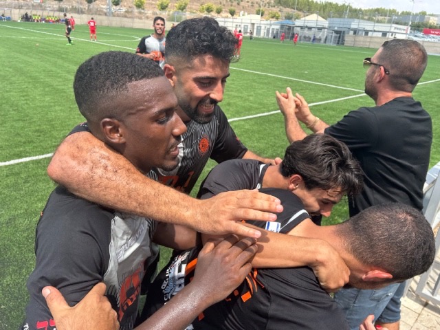 שחקני קריית מלאכי חוגגים שיוויון (אביחי דלאל)