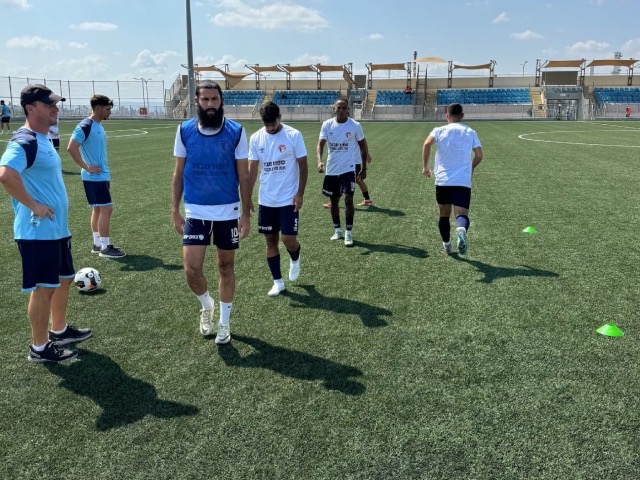 שחקני הפועל מגדל העמק מתחממים