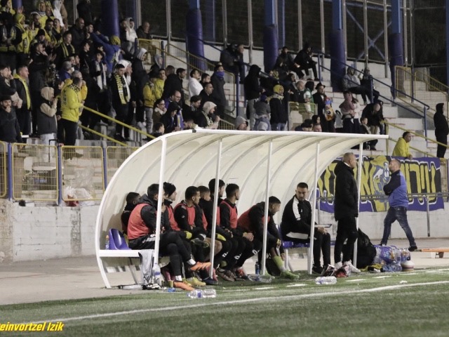 רגס בספסל של חולון (איציק שטינוורצל)