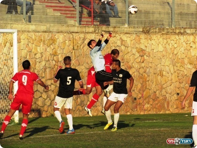איכסל המשיכה להיות דומיננטית יותר. פורת בפעולה (צילום: חג'ג' רחאל)