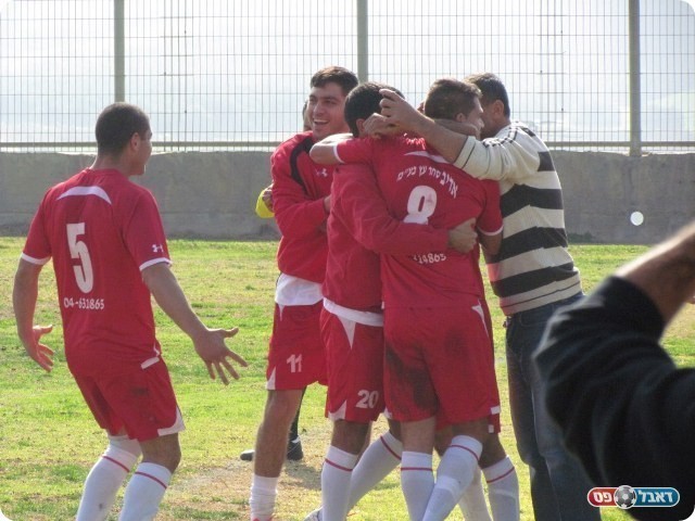 הניצחון הוקדש למשפחה. שחקני פחם חוגגים (באדיבות אתר "כול אל ערב")