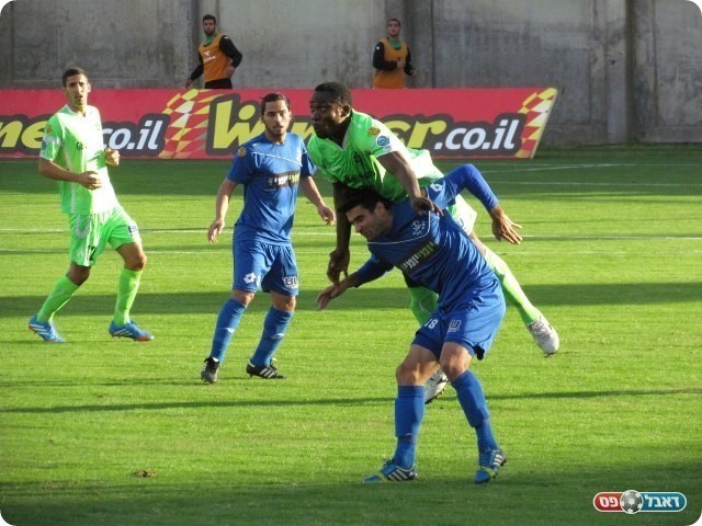 ממרומי המקום השני. גומז (בכחול. צילום: חג'ג' רחאל)