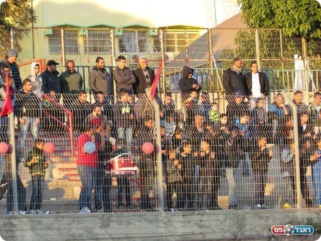 לא נבהלו מאמצע השבוע. אוהדי איכסל (צילום: חג'ג' רחאל)