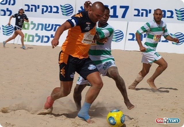 דה סוזה לא מצליח לעצור את ערן לוי.