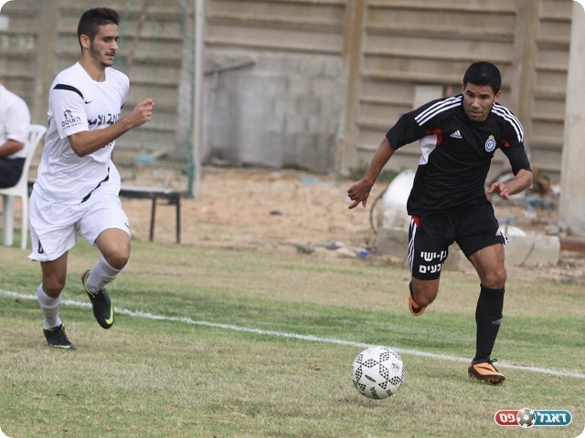 עידו שוקרון(בשחור) חולף על פני שחקן עראבה.(צילום:שלומי גבאי)