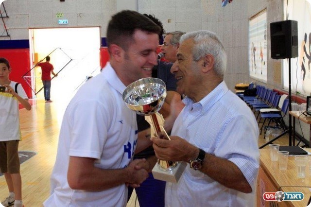 עזיז צרפי מעניק את הגביע  הניחומים ליונתן כהן