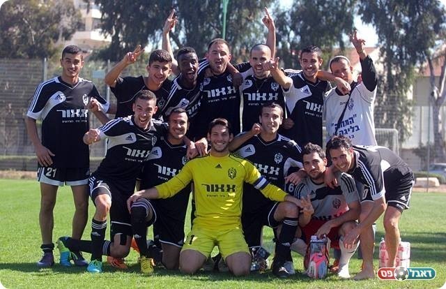 ניצחון בדרבי. שחקני מחנה (צילום: לירן דורף)