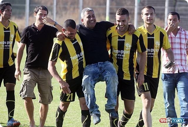 בגמר האזורי. היו"ר יוסי שאבי והוד השרון חוגגים (לירן דורף)