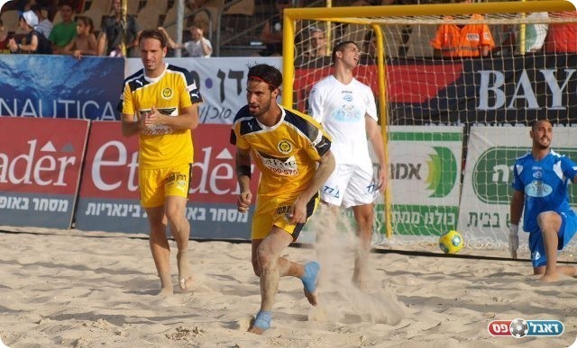 אדיר דנין חוגג אחרי השלישי של נתניה