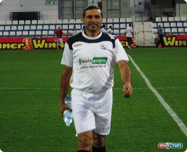 עם התלבושת הלבנה הם ירדו ליגה. מני לוי (צילום: אלי שמואלי)