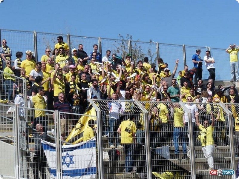 מחכים למוליכה. אוהדי נורדיה ירושלים (אלי שמואלי)