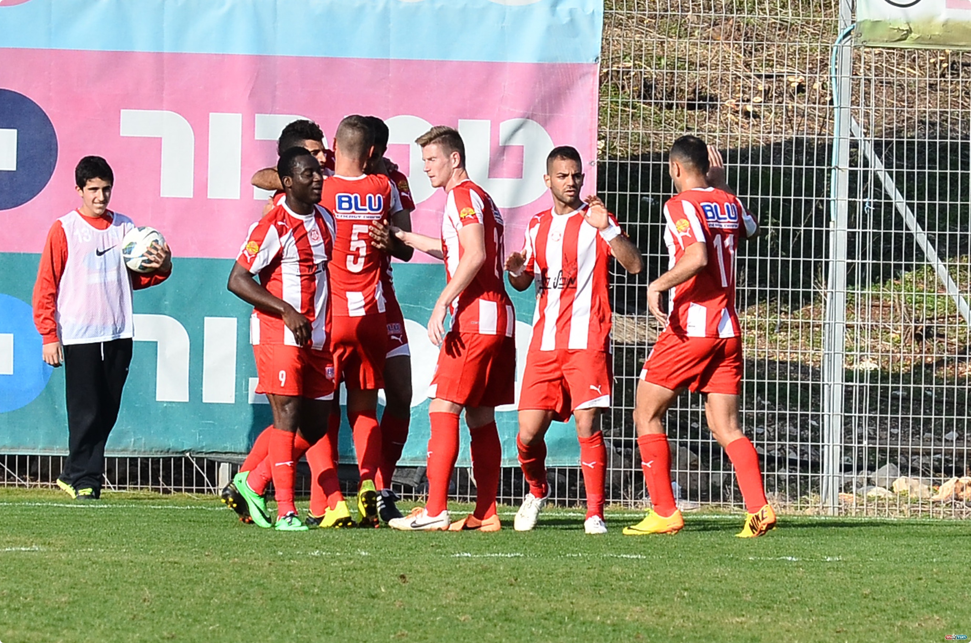 שחקני נצרת עלית, מקווים לשמוח גם הערב (צילום: ארנון לוי)