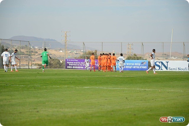 שחקני נס ציונה חוגגים את השער השני (פרנסיסקו דיסטסיו)