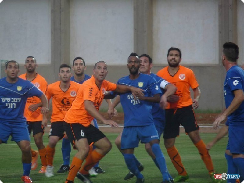 היו צמודות לקראת סיום העונה. שחקני שתי הקבוצות (אלי שמואלי)