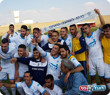 בדרך לליגה ב'? הפועל ירוחם חוגגת את הניצחון על קרית גת (ניב זהרי)