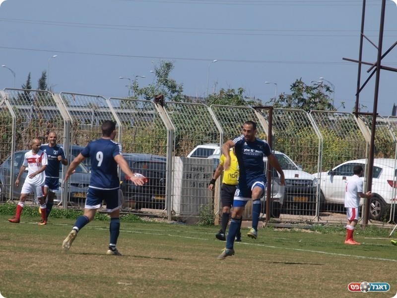 אלמקייס (מימין) בפוזה אופיינית העונה (אלון יהודיוף)