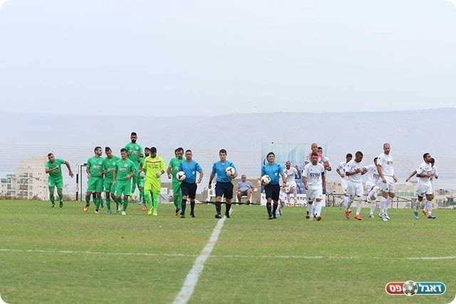 שחקני הקבוצות עולים למרגש (עודד חסין)