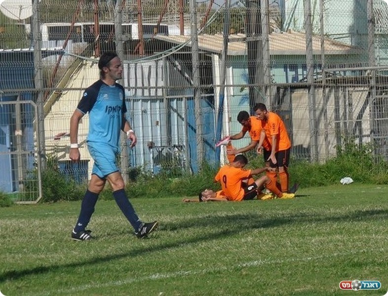 שוויון מהיר. שחקני פרדסייה חוגגים, עומרי כהן מאוכזב (אלון יהודיוף)