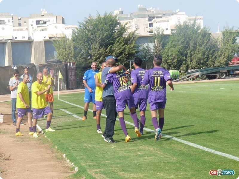 ומתחבק עם הספסל (אלי שמואלי)