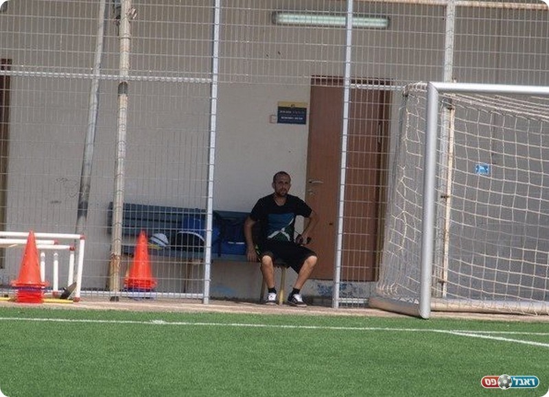 ורואה את המשך המשחק מהיציע (אלון יהודיוף)