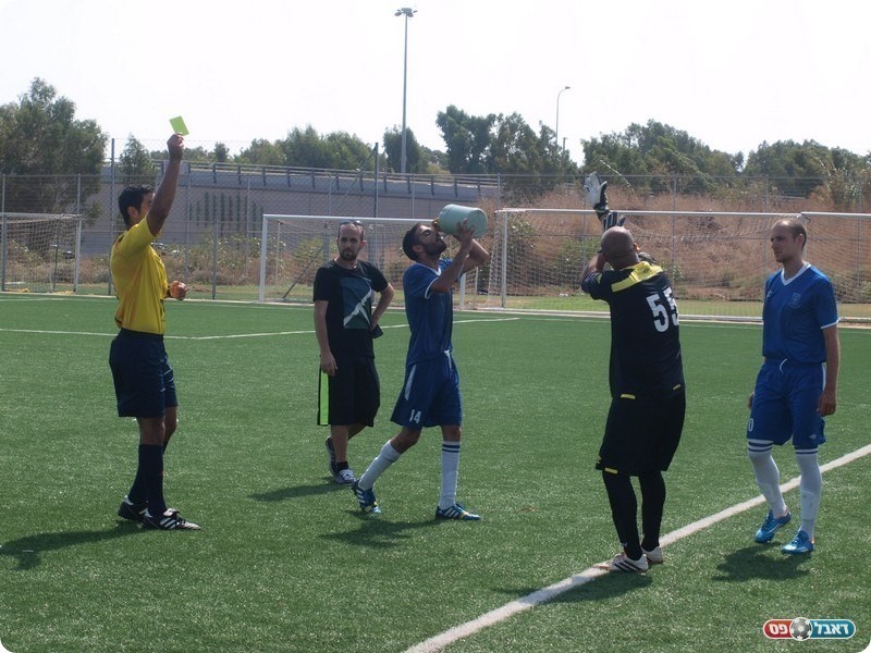 ביטון מסמן שהייתה נגיעת יד וסופג צהוב (אלון יהודיוף)