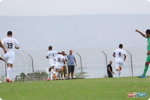 שחקני טבריה חוגגים את הראשון (עודד חסין)