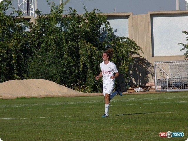 עילם זיו אב חוגג את השער (אלי שמואלי)