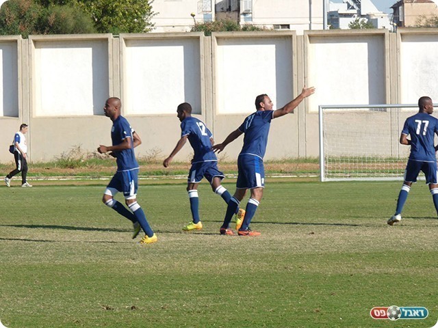 שחקני שגב שלום לאחר השער המצמק (אלי שמואלי)