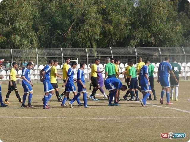 שחקני טייבה ופתח תקווה בפתיחת המשחק (אלי שמואלי)