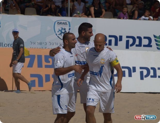 שחקני פ"ת חוגגים את החמישי.