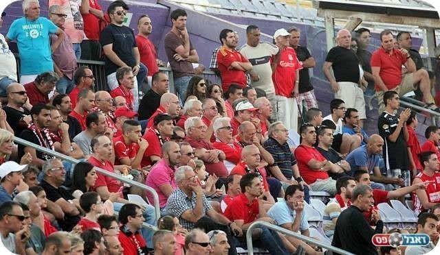 מחכים לדרבי. האופטימיים (צילום: לירן דורף)