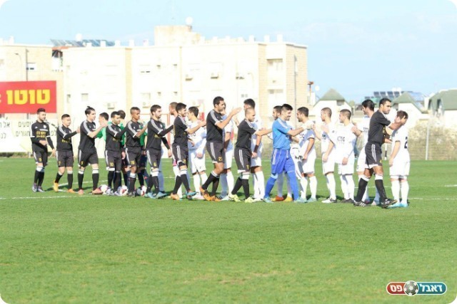 שחקני הקבוצות בפתיחת המשחק (עודד חסין)
