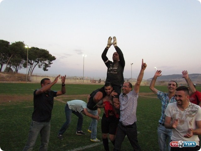 מחכים לדרבי. אוהדי ושחקני איכסל חוגגים (צילום: אתר "אל ערב")