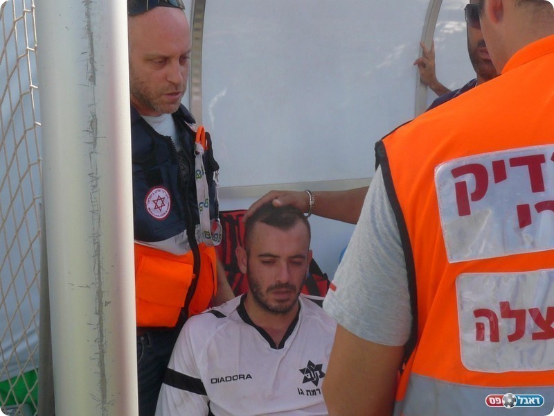 שיחזור במהרה למגרשים. יגאל חסון מקבל טיפול (אלי שמואלי)