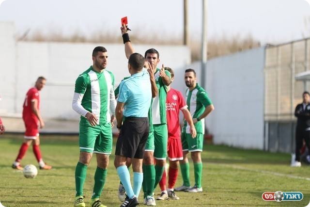 עתמה רואה את הכרטיס האדום (וואסים מוואסי)