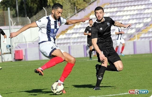 רן בן שמעון בניסיון לשמור על הכדור (לירן דורף)